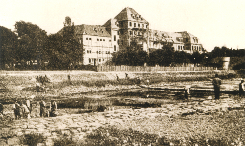 Im extremen Trockenjahr 1911 konnte die Ruhr, wie hier in Mülheim, zu Fuß überquert werden. Der Fluss war stellenweise nur noch ein verschlammtes Rinnsal.
