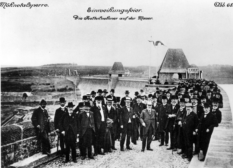 1913 wurde die Möhnetalsperre feierlich eingeweiht. Sie war zu diesem Zeitpunkt die größte Talsperre Europas.