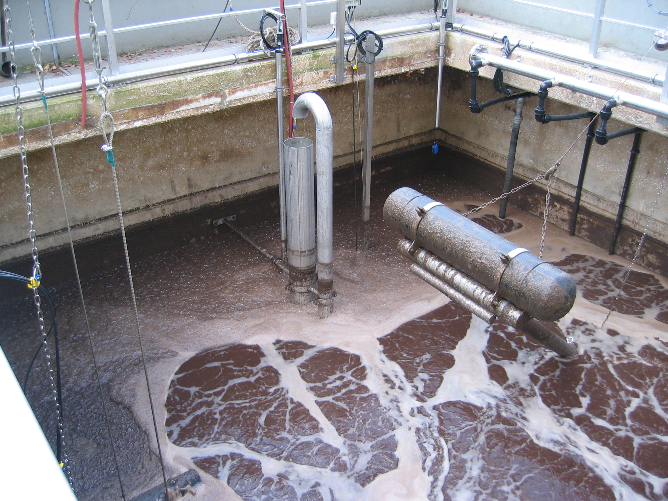 Blick in den Reaktor zur Schlammwasserbehandlung (KA Plettenberg)